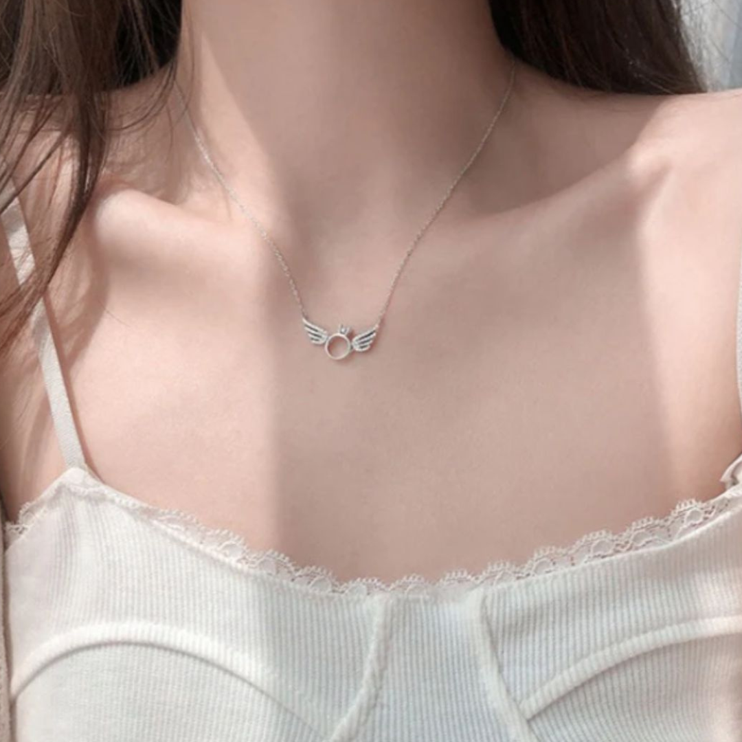 Collar de Plata con Alas de Ángel y Circonitas – Elegancia y Estilo